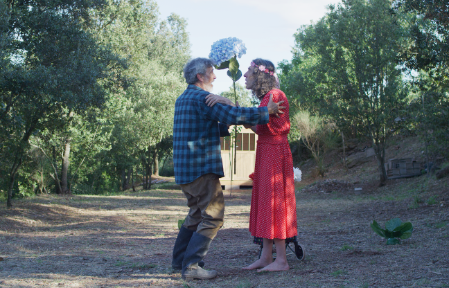 Affiche du court métrage de Xavier Dole où l'on voit un couple encadrant une grosse fleur