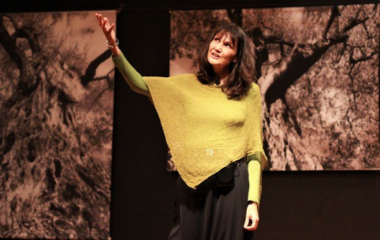 la conteuse mathilde De Lapeyre, debout en train de raconter une histoire 