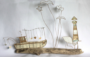 creation en papier composé de bateau, fleur, oiseau et phare