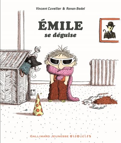L'image représente la couverture de l'album "Emile se déguise" de Ronan Badel où l'on voit le personnage Emile déguisé avec une écharpe et des lunettes noires.