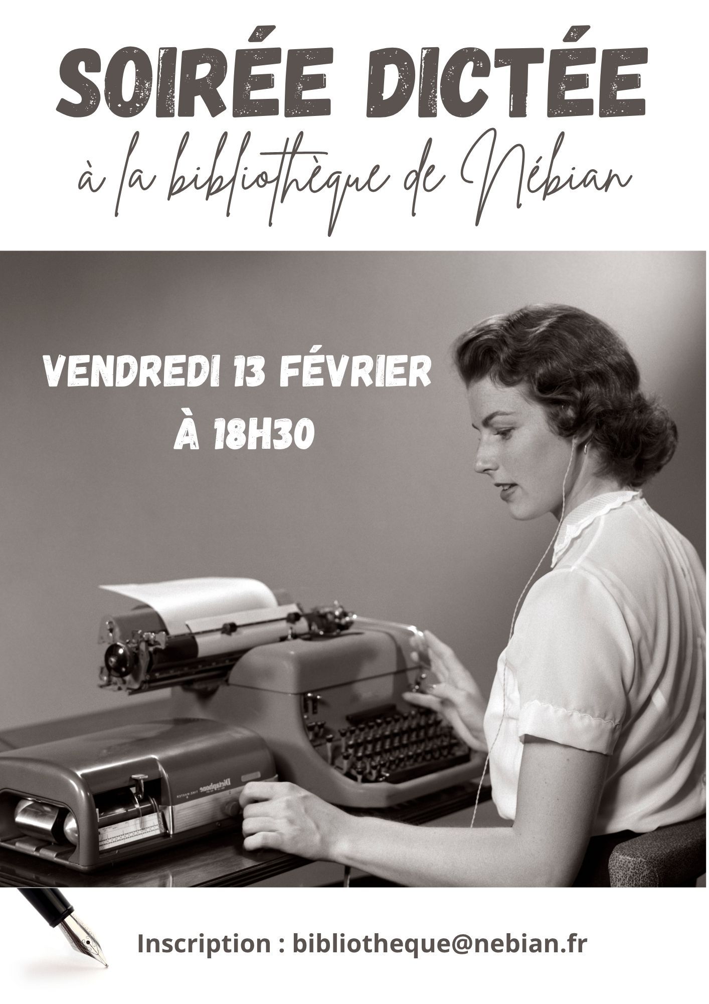 L'image représente une jeune femme qui tape sur une machine à écrire, photo en noir et blanc