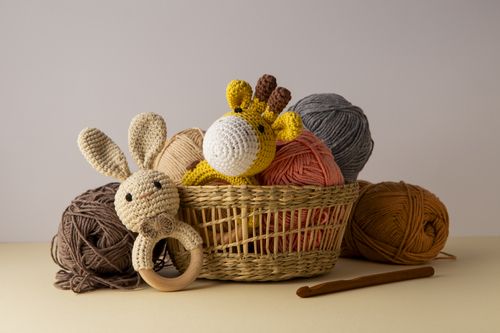 pelotes de laines et objets pour bébé en crochet