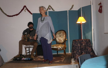 Samuel Covel à la guitare et Anne Cauvel en train de conter